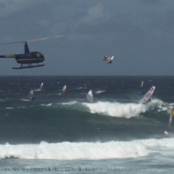Flugshow at Ho’okipa Beach