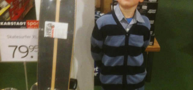 Junger Skatesurfer Fan bei Karstadt
